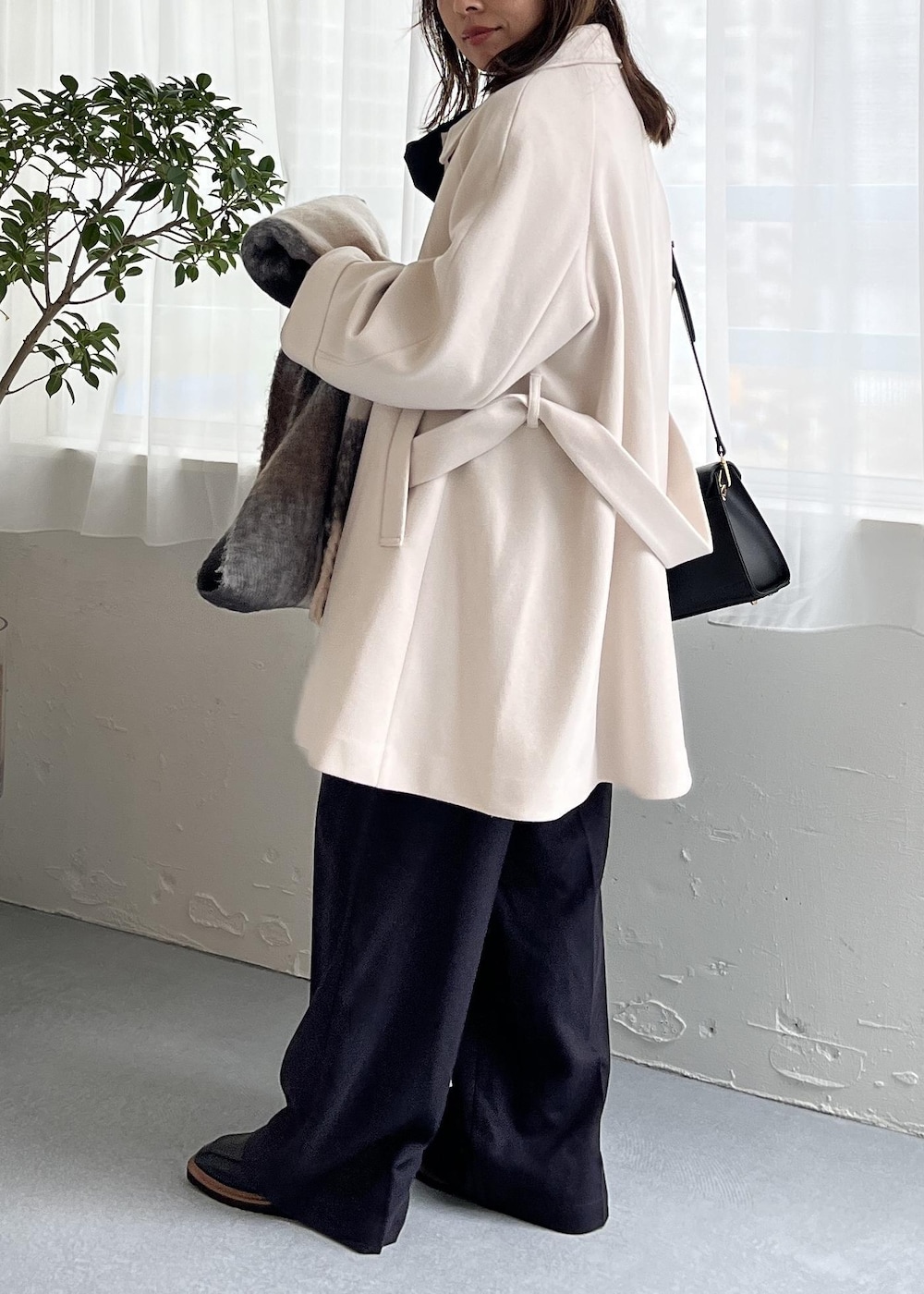 ブラック系のローファー、ブルー系のシャツ/ブラウス、グレー系のカーディガン/ボレロを着用したレディースの秋コーディネートの2枚目の写真