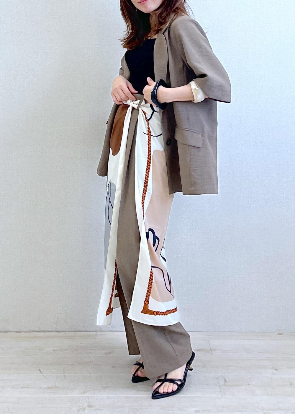 ブラック系のキャミソール、シルバー系のショルダーバッグ、ブラック系のサンダルを着用したレディースの春コーディネートの2枚目の写真