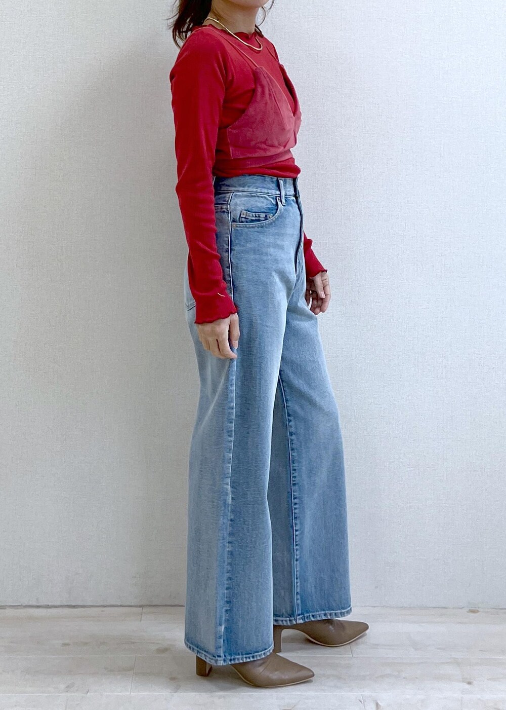 ベージュ系のブーツ、ホワイト系のその他アウター、ブルー系のデニムパンツを着用したレディースの秋コーディネートの9枚目の写真