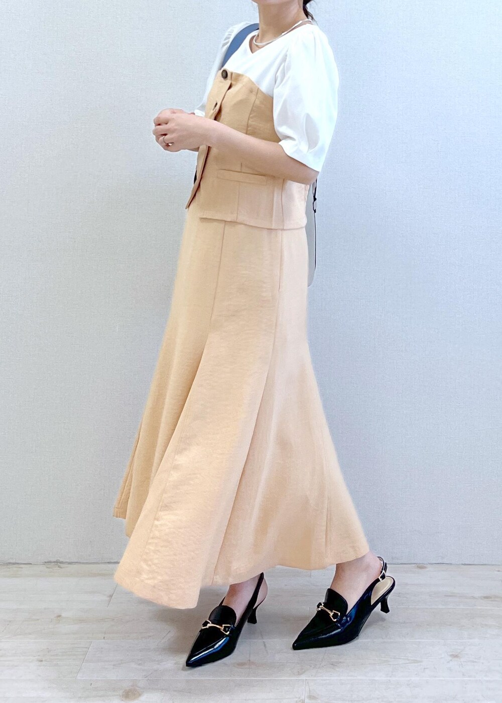 「初春コーデ、春コーデ、お仕事コーデ、スカートスタイル、フェミニンコーデ、シンプルコーデ、VIS、ナチュラル、イエベ秋、乾燥、低身長、トップス、Tシャツ/カットソー、スカート、バッグ」｜「VISのナローメタルチョーカー（チョーカー、シルバー系）」を使った、yukaさん（レディース・152cm）の春コーディネートの3枚目の写真