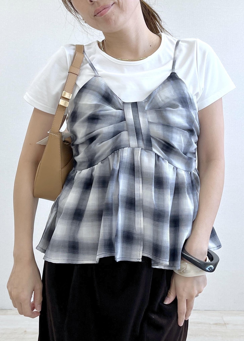 イエロー系のショルダーバッグ、ホワイト系のTシャツ/カットソー、ブラウン系のスカートを着用したレディースの夏コーディネートの4枚目の写真