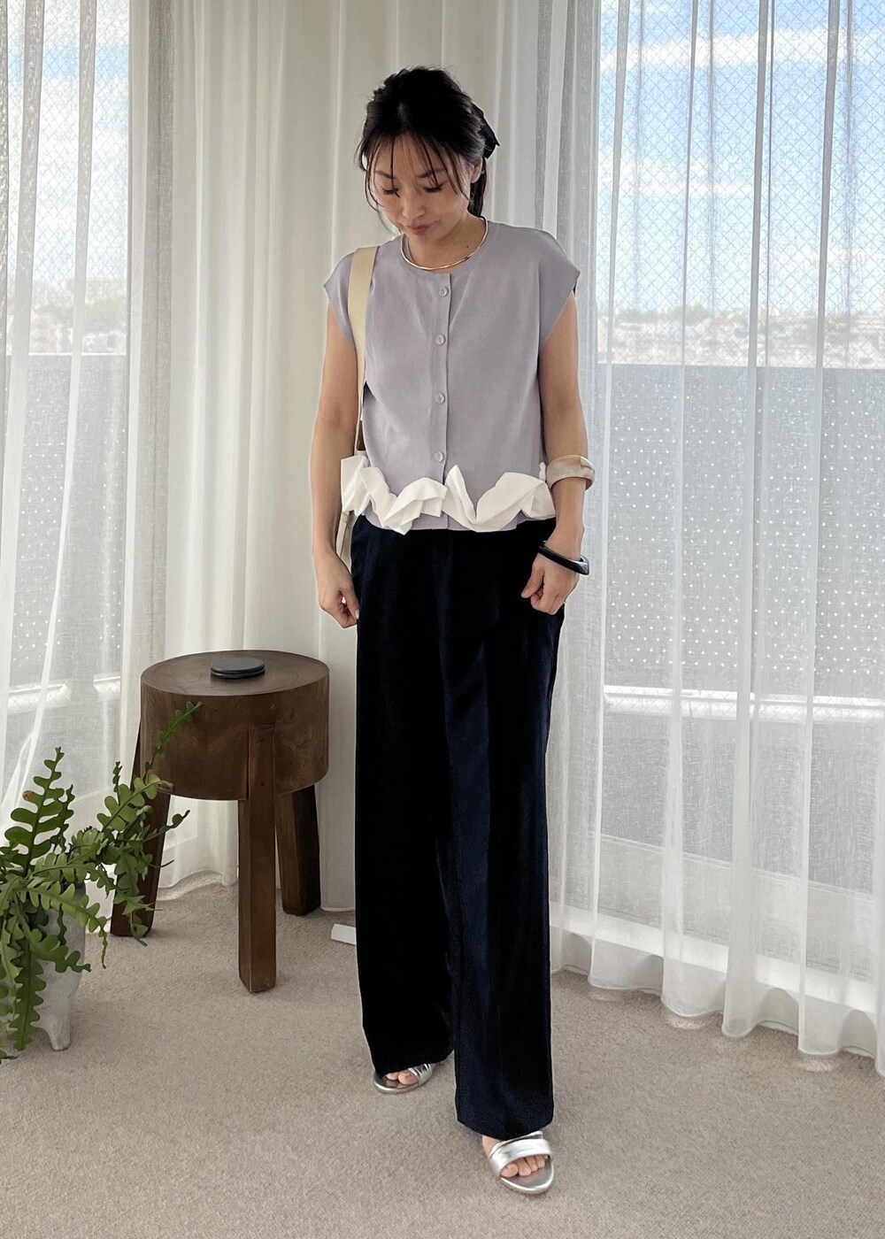 シルバー系のサンダル、ブルー系のその他パンツ、ホワイト系のショルダーバッグを着用したレディースの夏コーディネートの2枚目の写真