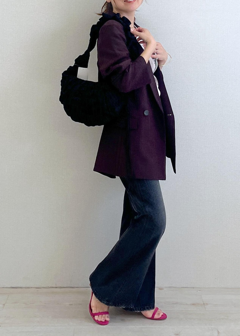 ブラック系のデニムパンツ、ホワイト系のTシャツ/カットソー、ブラウン系のテーラードジャケットを着用したレディースの夏コーディネートの3枚目の写真