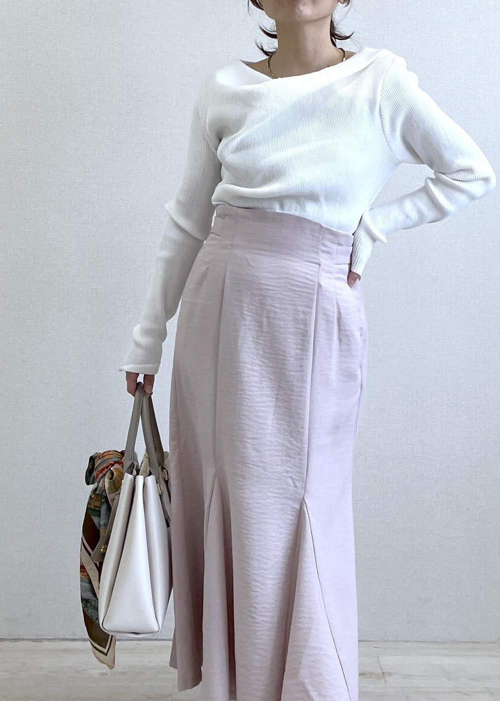 ベージュ系のパンプス、ホワイト系のニット/セーター、ピンク系のスカートを着用したレディースの春コーディネートの2枚目の写真