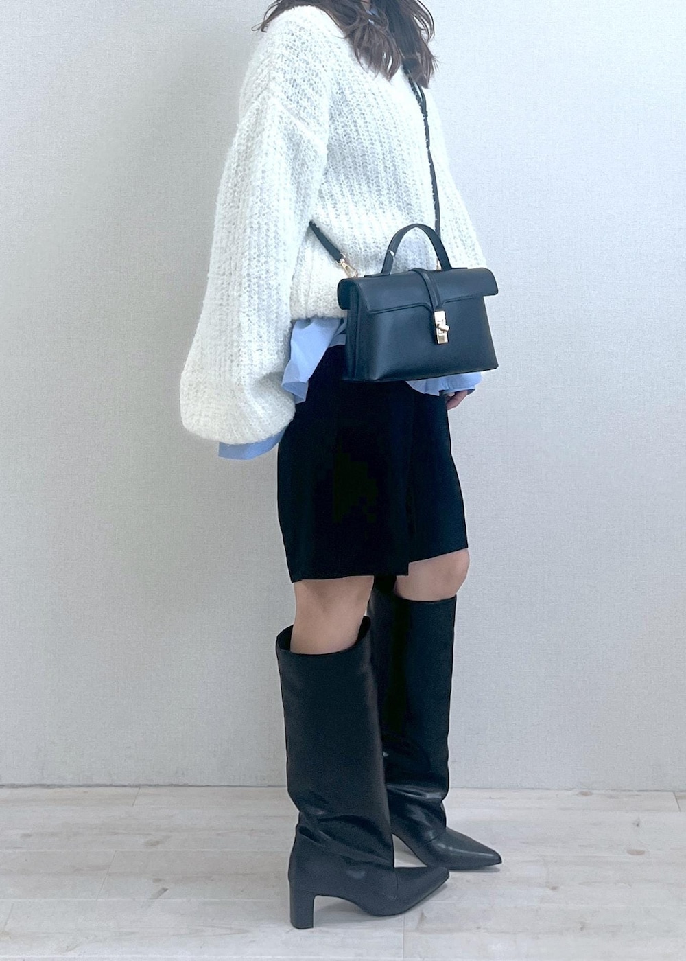 ブラック系のショルダーバッグ、ブラック系のブーツ、ブラック系のその他パンツを着用したレディースの秋コーディネートの3枚目の写真