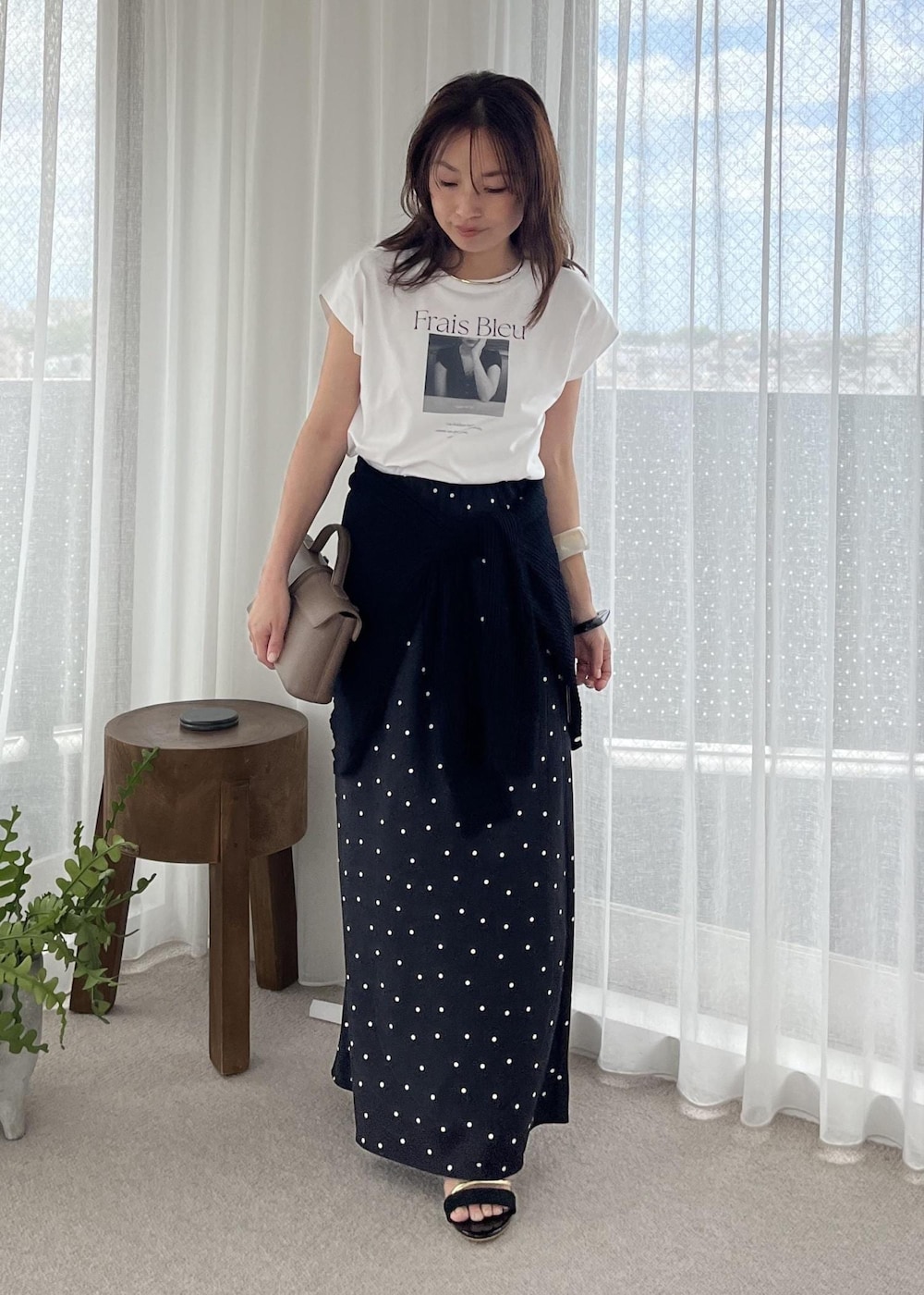 ブラック系のサンダル、ホワイト系のTシャツ/カットソー、ブラック系のカーディガン/ボレロを着用したレディースの夏コーディネートの6枚目の写真