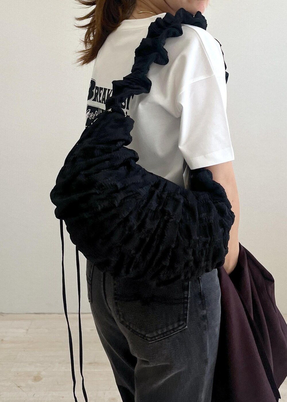 ブラック系のデニムパンツ、ホワイト系のTシャツ/カットソー、ブラウン系のテーラードジャケットを着用したレディースの夏コーディネートの8枚目の写真