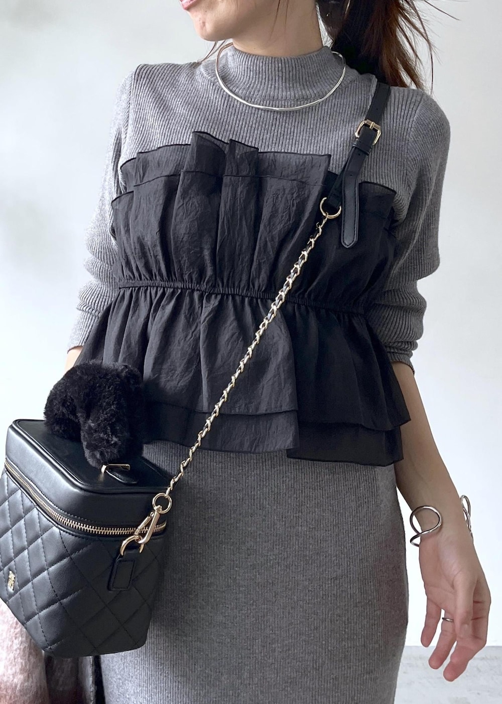 ブラック系のブーツ、グレー系のスカート、グレー系のニット/セーターを着用したレディースの秋コーディネートの7枚目の写真