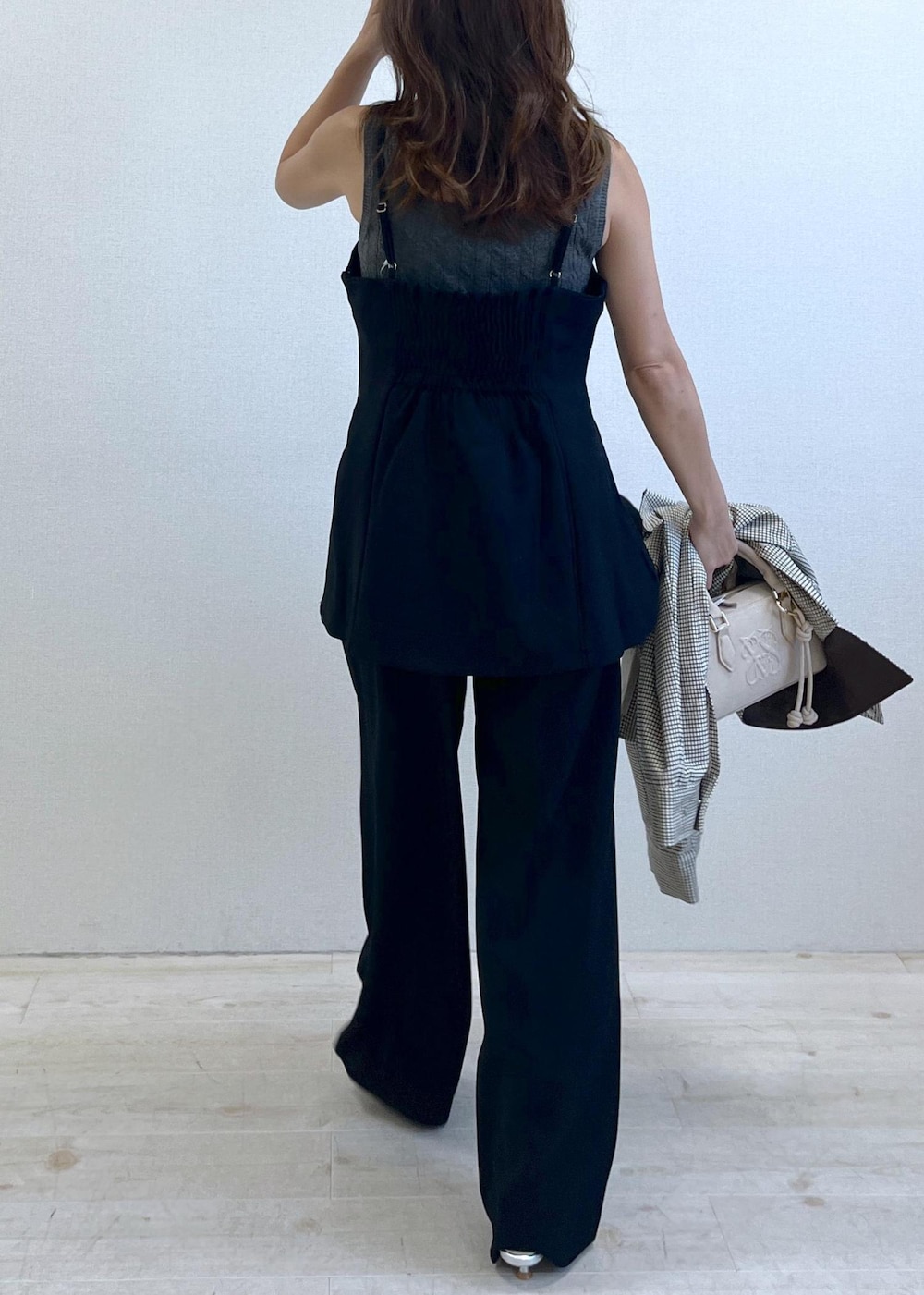 シルバー系のパンプス、ブラック系のキャミソール、ベージュ系のカバーオールを着用したレディースの秋コーディネートの3枚目の写真