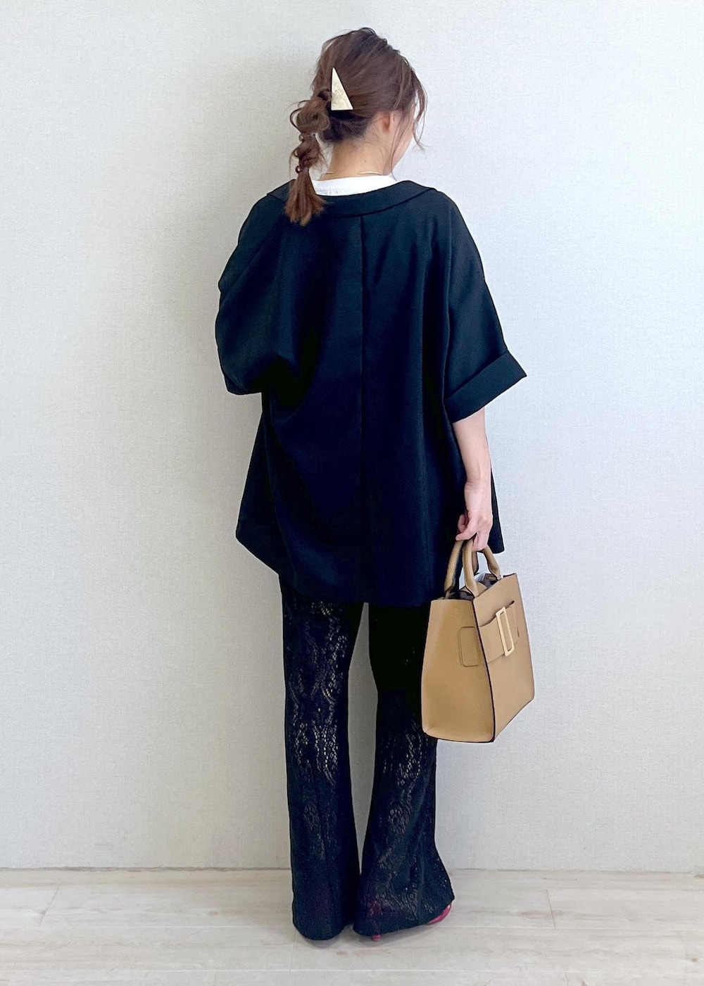 ホワイト系のTシャツ/カットソー、ブラック系のその他パンツ、ブラック系のテーラードジャケットを着用したレディースの春コーディネートの3枚目の写真