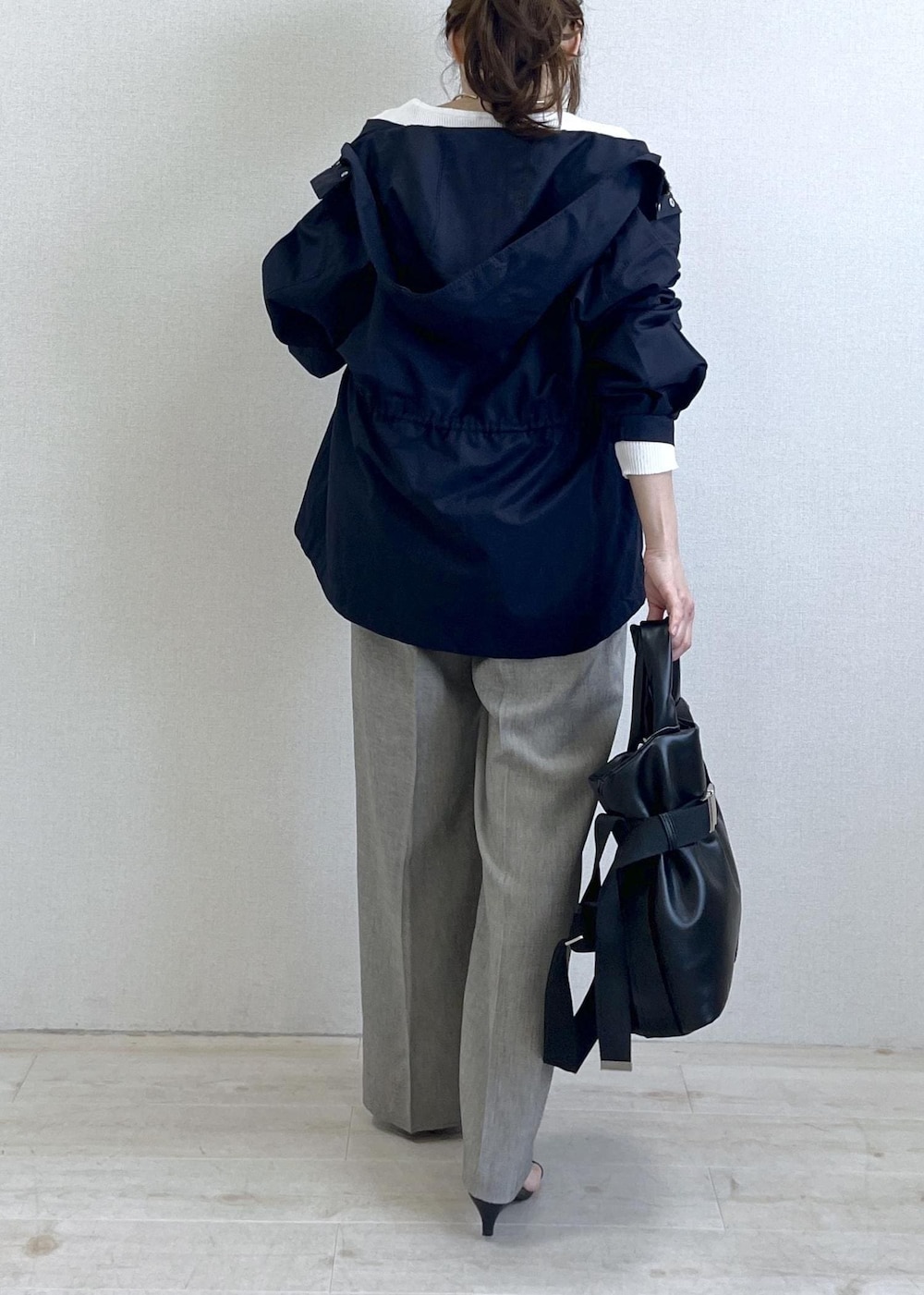 ブラック系のトートバッグ、ブルー系のナイロンジャケット、グレー系のその他パンツを着用したレディースの春コーディネートの5枚目の写真