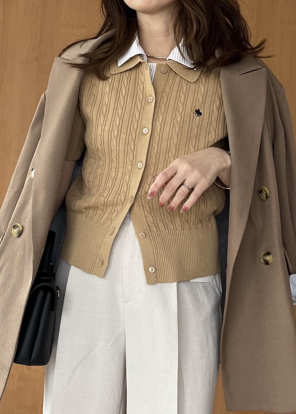 ブラック系のショルダーバッグ、イエロー系のテーラードジャケット、ホワイト系のその他パンツを着用したレディースの春コーディネートの5枚目の写真