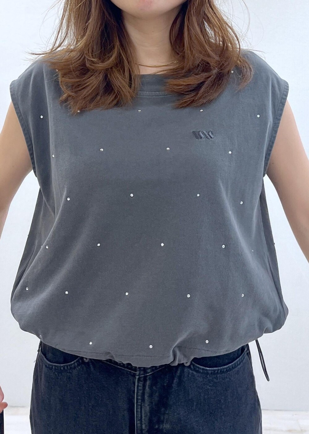 ブラック系のショルダーバッグ、ブラック系のサンダル、ブラック系のデニムパンツを着用したレディースの夏コーディネートの4枚目の写真