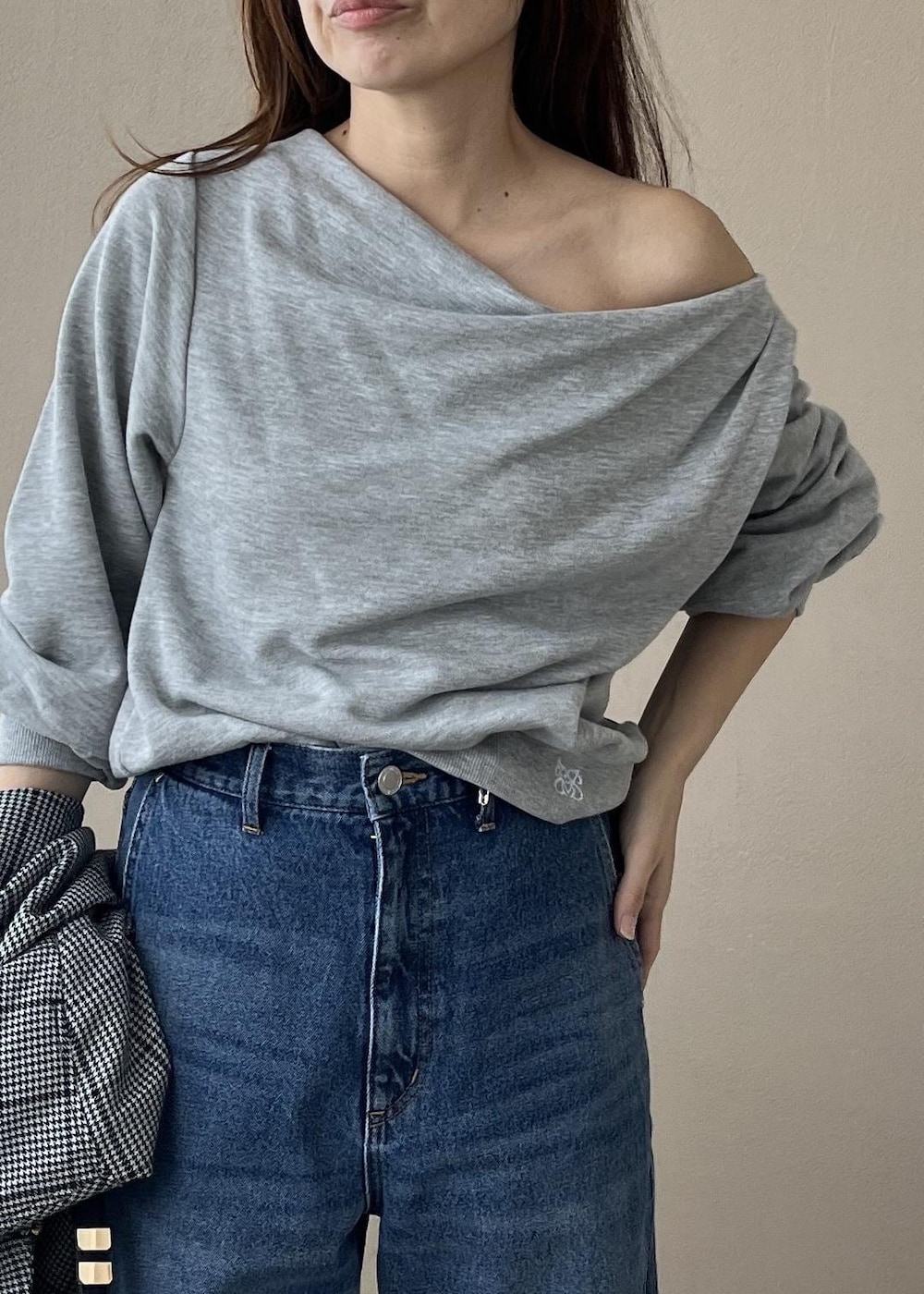 ブルー系のデニムパンツ、グレー系のスウェット、ブラック系のブルゾンを着用したレディースの夏コーディネートの9枚目の写真