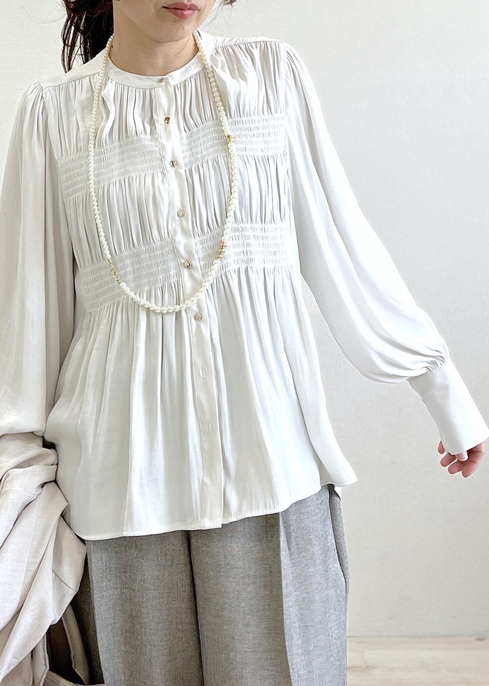 ホワイト系のシャツ/ブラウス、グレー系のその他パンツ、ホワイト系のテーラードジャケットを着用したレディースの春コーディネートの5枚目の写真