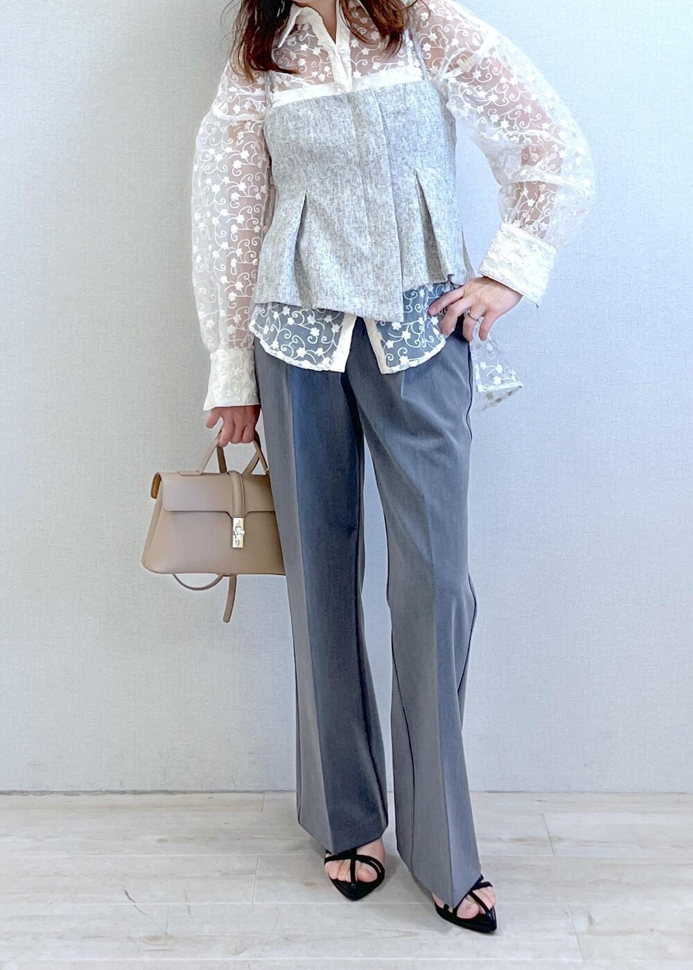 ベージュ系のショルダーバッグ、ブラック系のサンダル、ブラック系のキャミソールを着用したレディースの春コーディネートの6枚目の写真