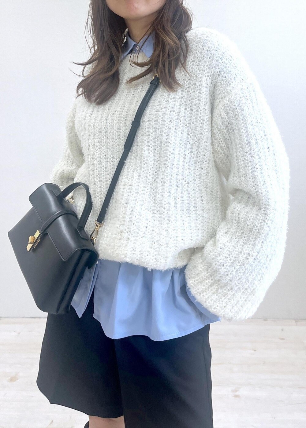 ブラック系のショルダーバッグ、ブラック系のブーツ、ブラック系のその他パンツを着用したレディースの秋コーディネートの6枚目の写真