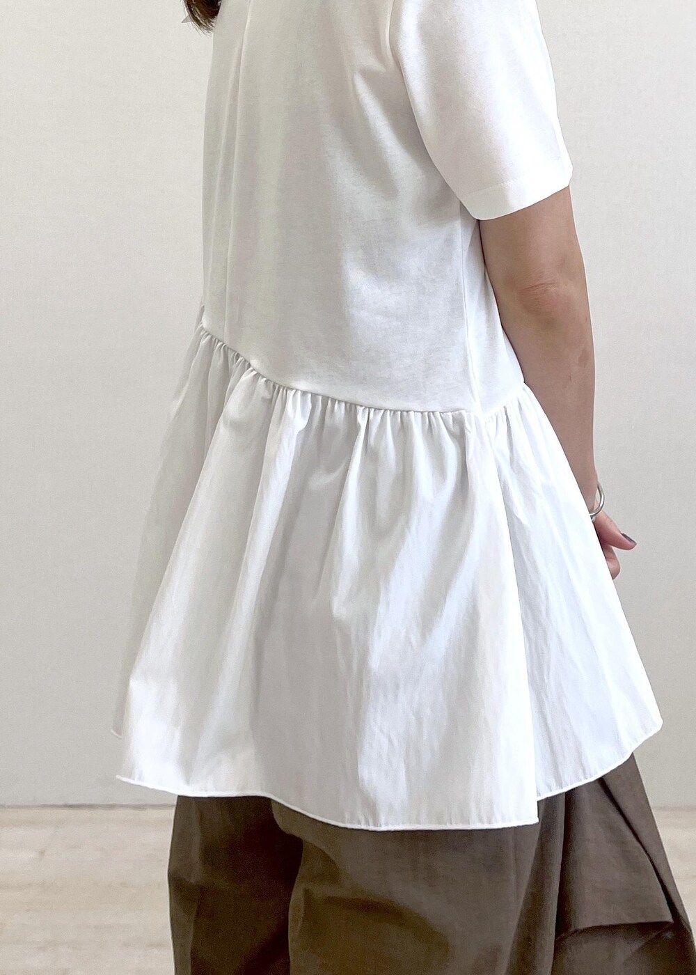 ホワイト系のサンダル、イエロー系のカーディガン/ボレロ、ホワイト系のTシャツ/カットソーを着用したレディースの夏コーディネートの9枚目の写真