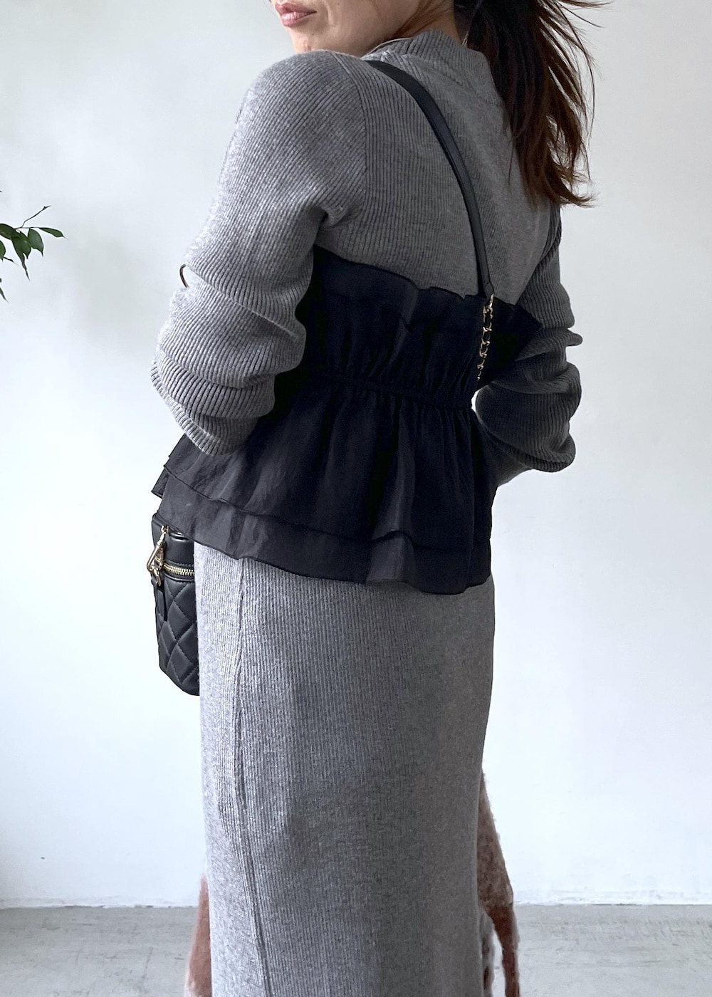 ブラック系のブーツ、グレー系のスカート、グレー系のニット/セーターを着用したレディースの秋コーディネートの6枚目の写真