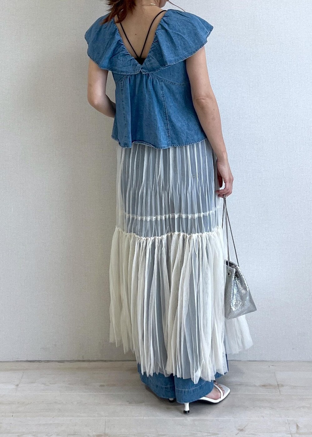 ホワイト系のサンダル、ブラック系のキャミソール、ホワイト系のスカートを着用したレディースの夏コーディネートの3枚目の写真