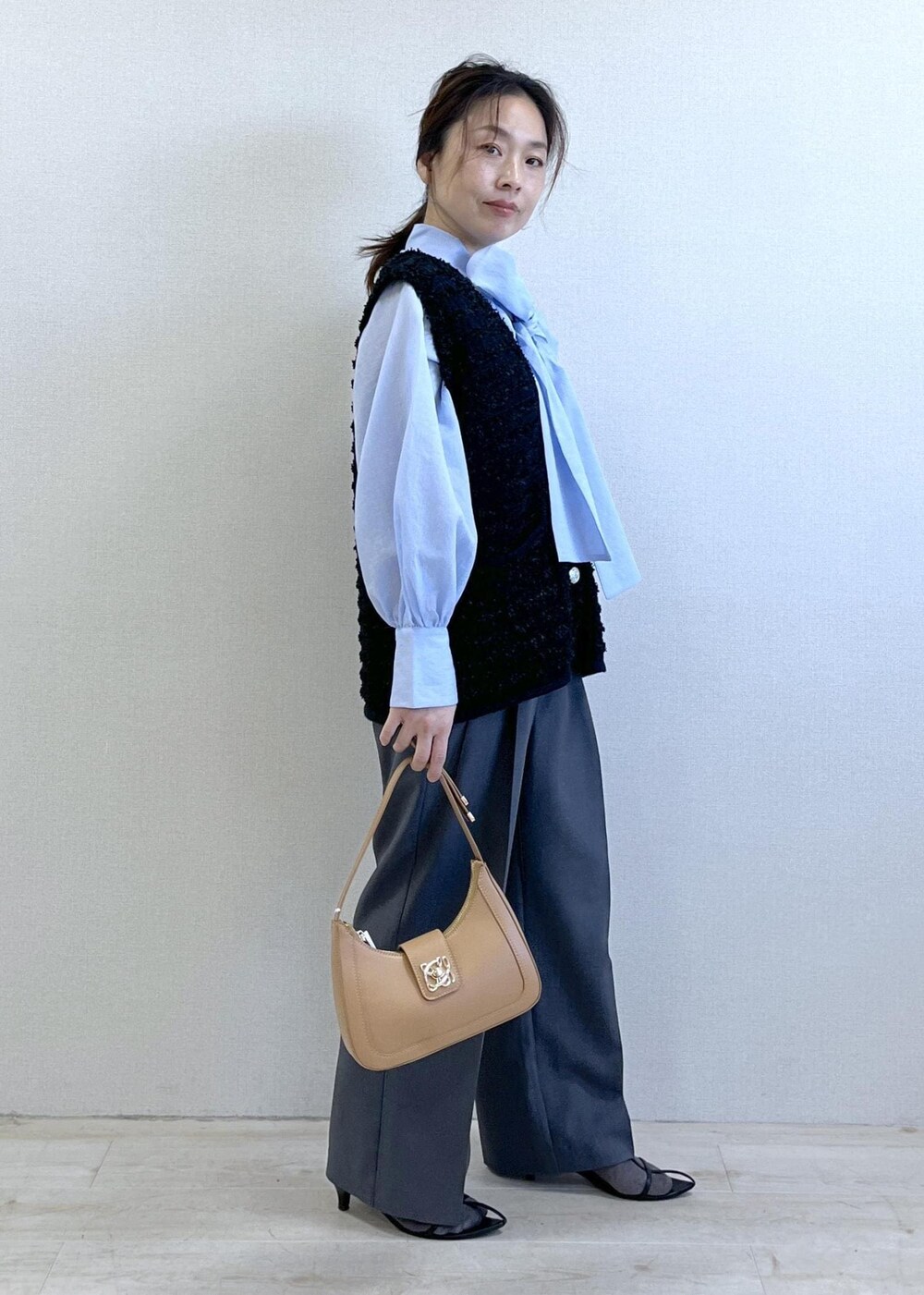 グレー系のその他パンツ、ブルー系のシャツ/ブラウス、イエロー系のショルダーバッグを着用したレディースの冬コーディネートの10枚目の写真