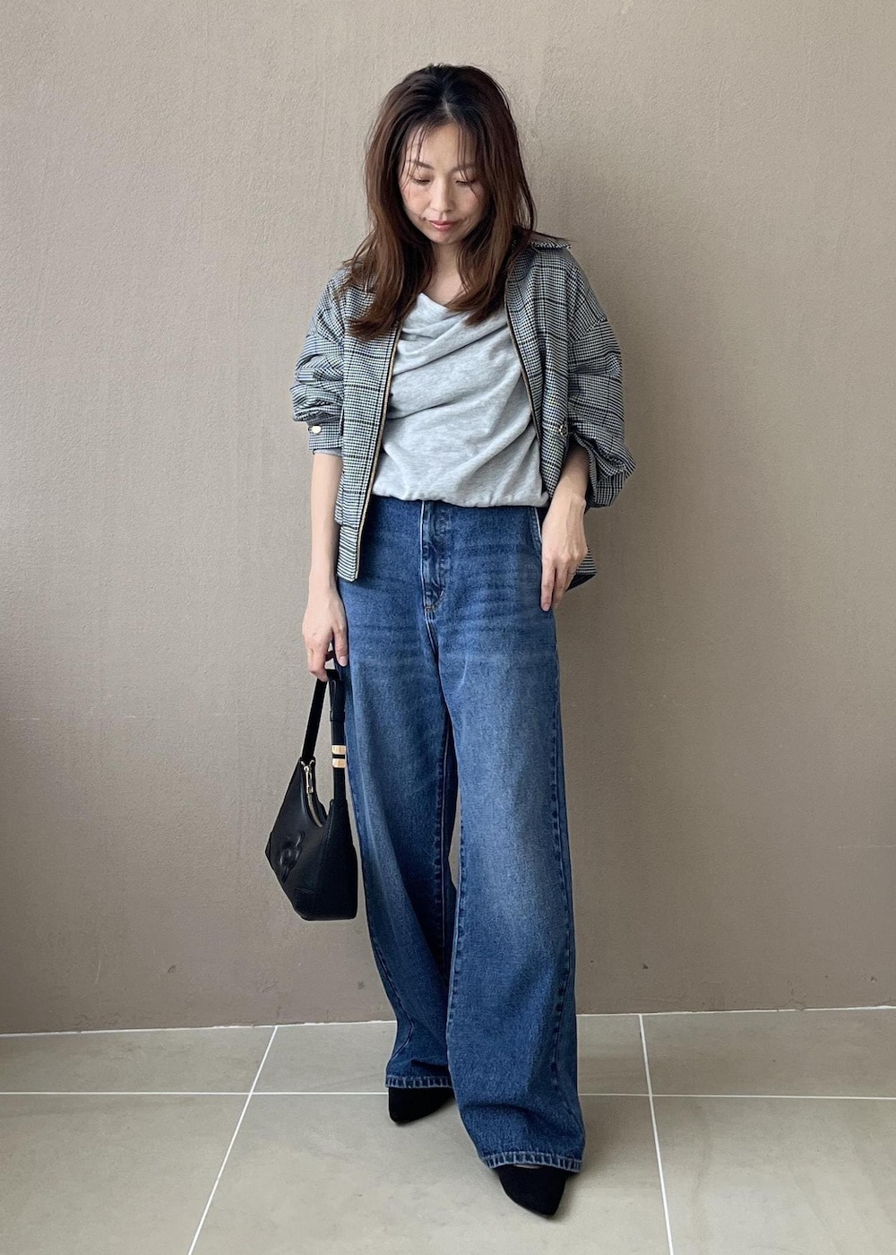 ブルー系のデニムパンツ、グレー系のスウェット、ブラック系のブルゾンを着用したレディースの夏コーディネートの10枚目の写真