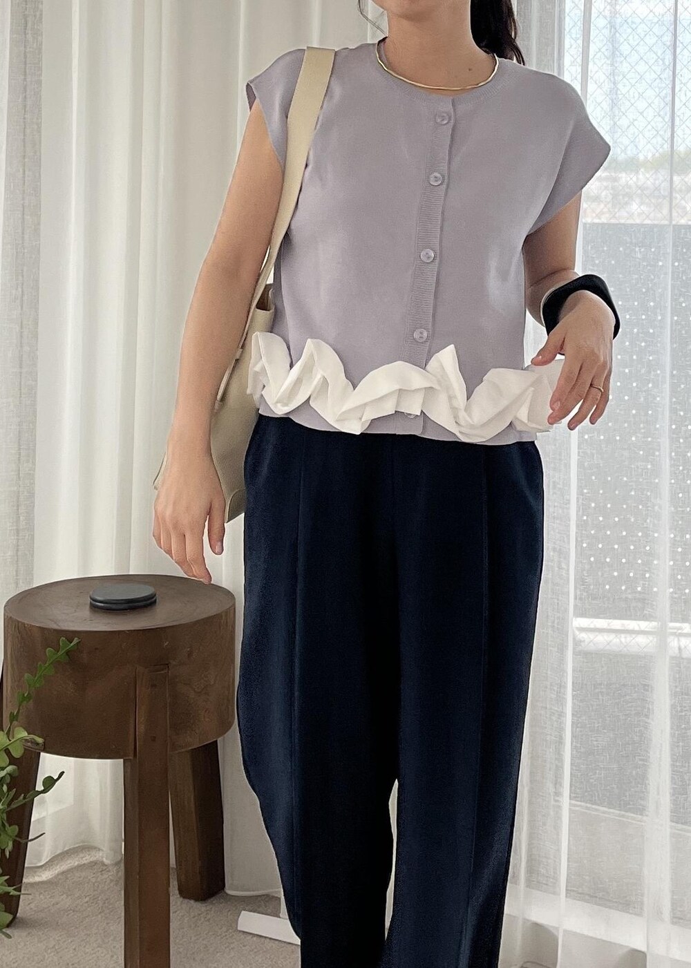 シルバー系のサンダル、ブルー系のその他パンツ、ホワイト系のショルダーバッグを着用したレディースの夏コーディネートの8枚目の写真