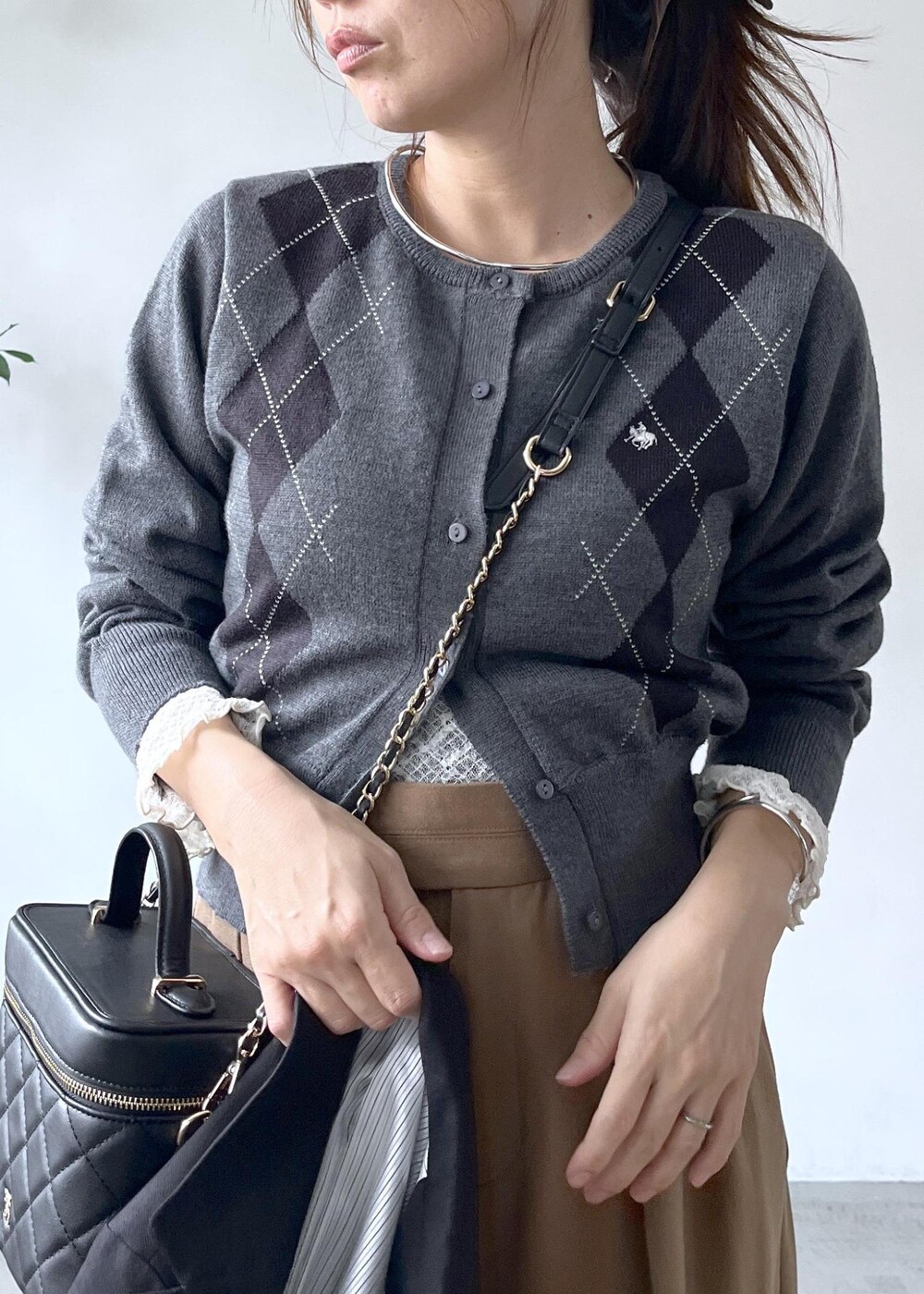 ブラック系のテーラードジャケット、ホワイト系のTシャツ/カットソー、ブラック系のパンプスを着用したレディースの秋コーディネートの9枚目の写真