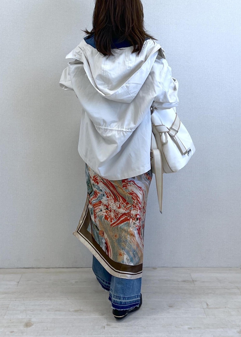 ブラック系のパンプス、ホワイト系のトートバッグ、ホワイト系のナイロンジャケットを着用したレディースの春コーディネートの10枚目の写真