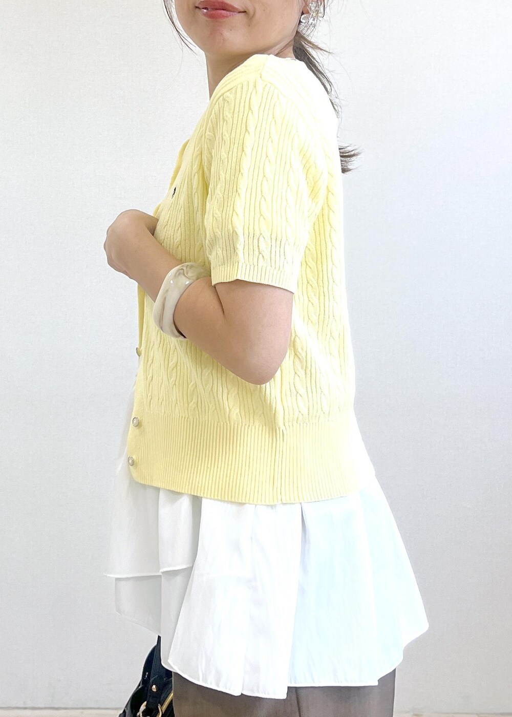 ホワイト系のサンダル、イエロー系のカーディガン/ボレロ、ホワイト系のTシャツ/カットソーを着用したレディースの夏コーディネートの5枚目の写真