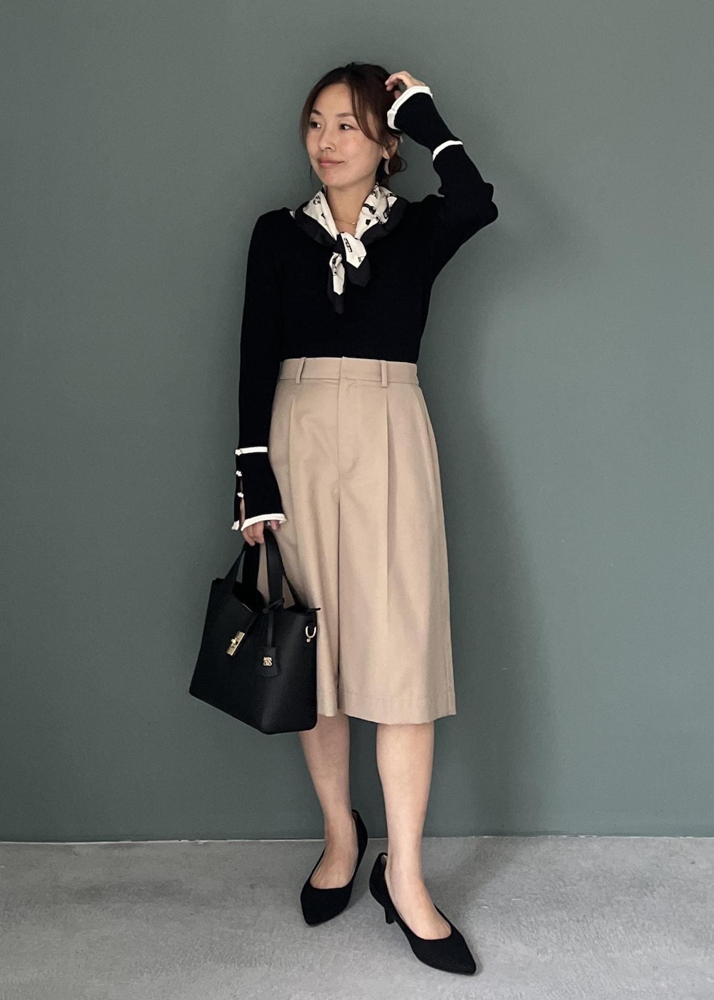 ベージュ系のその他パンツ、ブラック系のトートバッグ、ブラック系のニット/セーターを着用したレディースの秋コーディネートの10枚目の写真