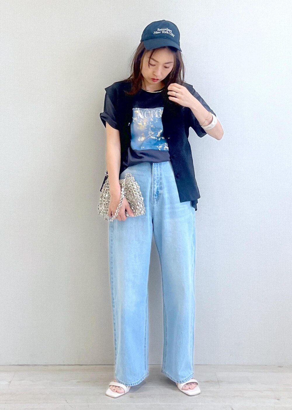 ホワイト系のサンダル、グレー系のTシャツ/カットソー、ブルー系のデニムパンツを着用したレディースの夏コーディネートの7枚目の写真