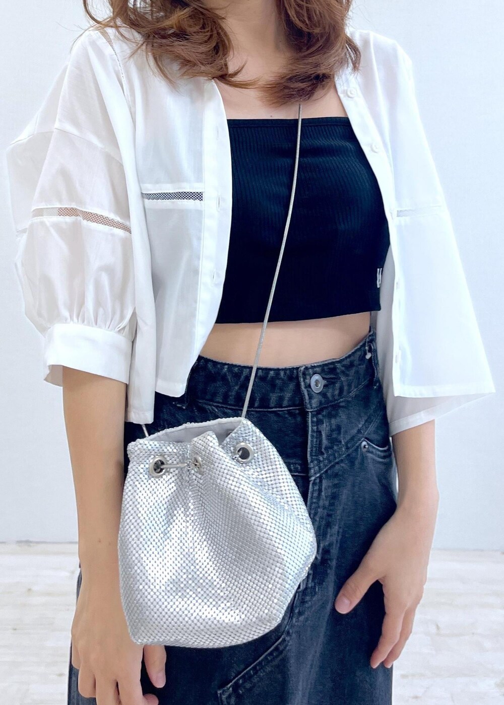 ブラック系のサンダル、ブラック系のキャミソール、ホワイト系のシャツ/ブラウスを着用したレディースの夏コーディネートの4枚目の写真