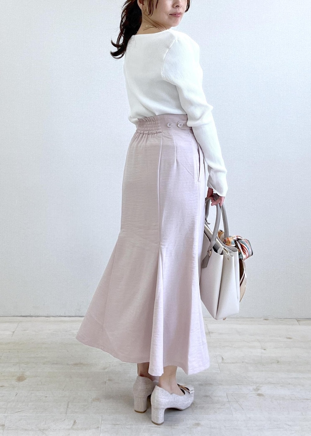 ベージュ系のパンプス、ホワイト系のニット/セーター、ピンク系のスカートを着用したレディースの春コーディネートの9枚目の写真