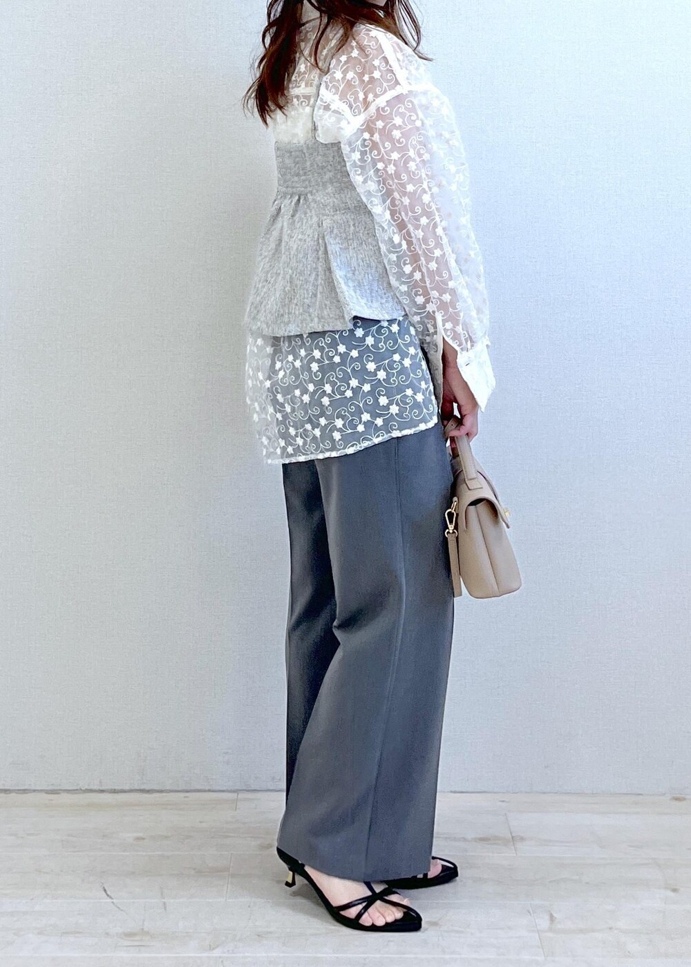 ベージュ系のショルダーバッグ、ブラック系のサンダル、ブラック系のキャミソールを着用したレディースの春コーディネートの3枚目の写真