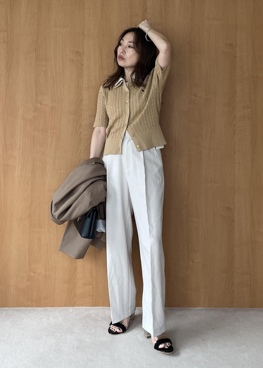 ブラック系のショルダーバッグ、イエロー系のテーラードジャケット、ホワイト系のその他パンツを着用したレディースの春コーディネートの7枚目の写真