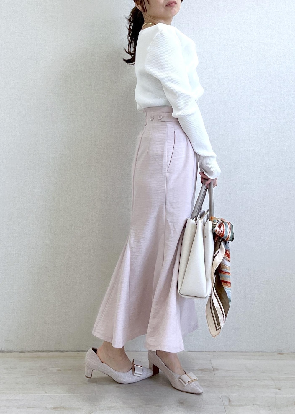 ベージュ系のパンプス、ホワイト系のニット/セーター、ピンク系のスカートを着用したレディースの春コーディネートの3枚目の写真