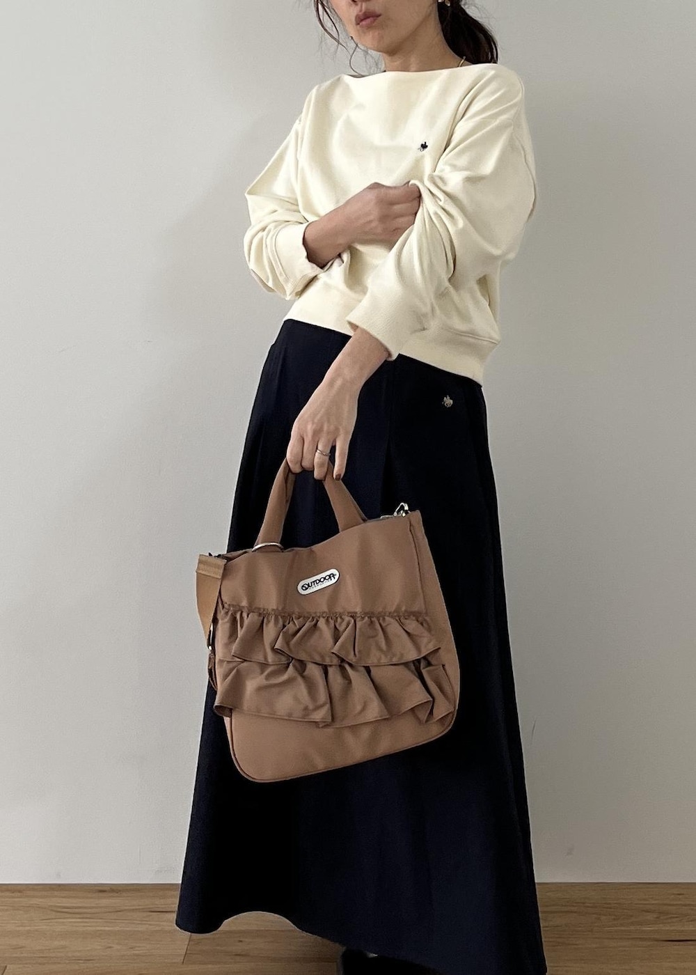 ブラック系のパンプス、ベージュ系のトートバッグ、ベージュ系のトレンチコートを着用したレディースの冬コーディネートの9枚目の写真