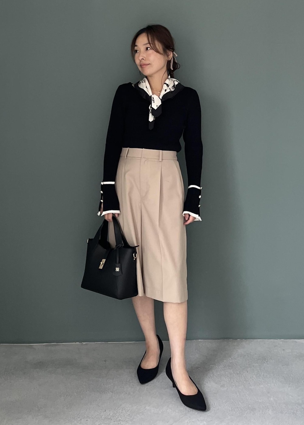 ベージュ系のその他パンツ、ブラック系のトートバッグ、ブラック系のニット/セーターを着用したレディースの秋コーディネートの7枚目の写真