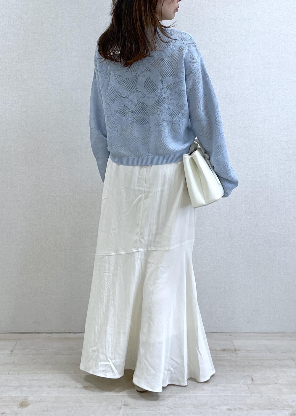 ブラック系のキャミソール、ホワイト系のパンプス、ホワイト系のスカートを着用したレディースの春コーディネートの5枚目の写真