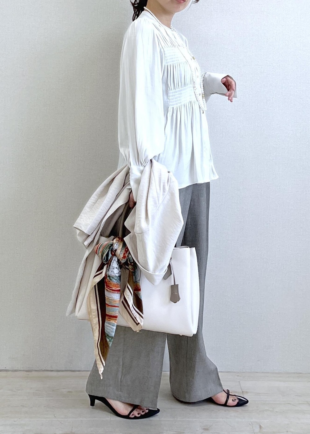 ホワイト系のシャツ/ブラウス、グレー系のその他パンツ、ホワイト系のテーラードジャケットを着用したレディースの春コーディネートの3枚目の写真