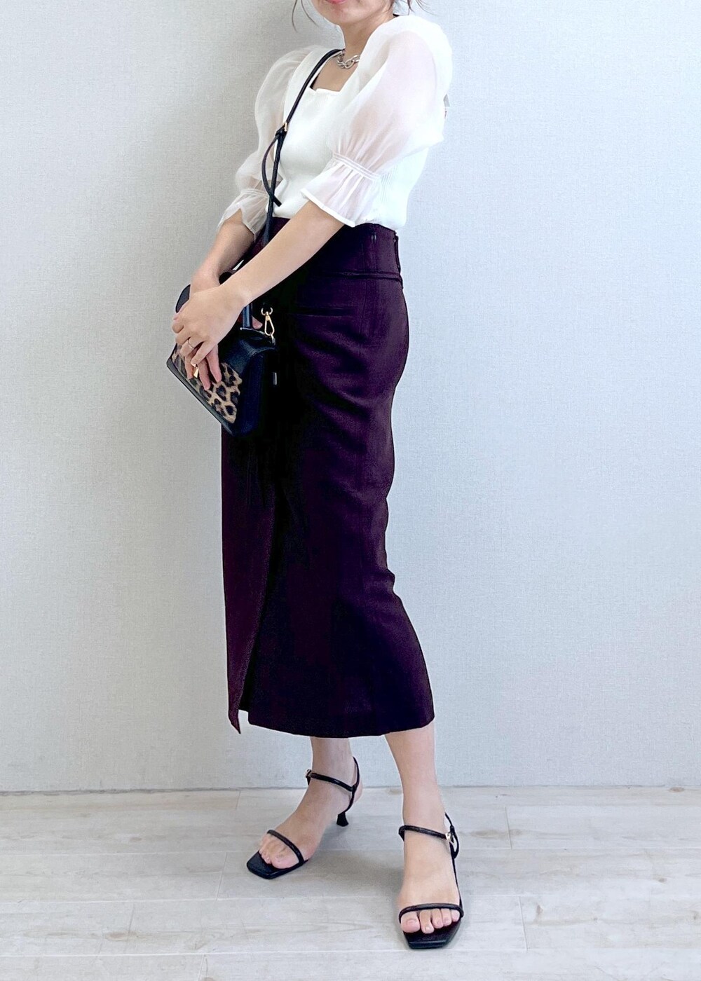 ブラック系のサンダル、ホワイト系のTシャツ/カットソー、ブラウン系のスカートを着用したレディースの夏コーディネートの5枚目の写真