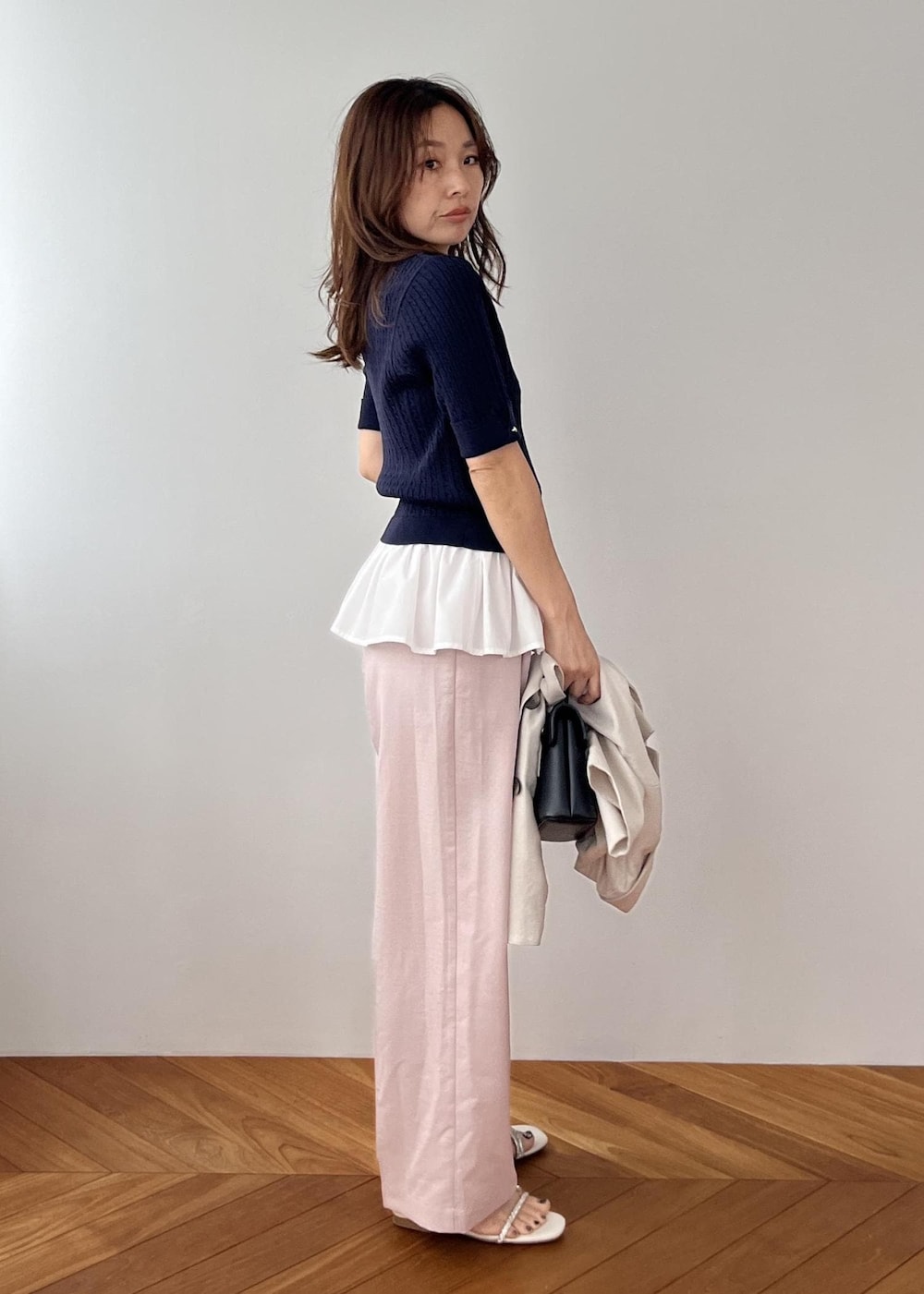 ブラック系のショルダーバッグ、ピンク系のその他パンツ、ホワイト系のサンダルを着用したレディースの春コーディネートの3枚目の写真