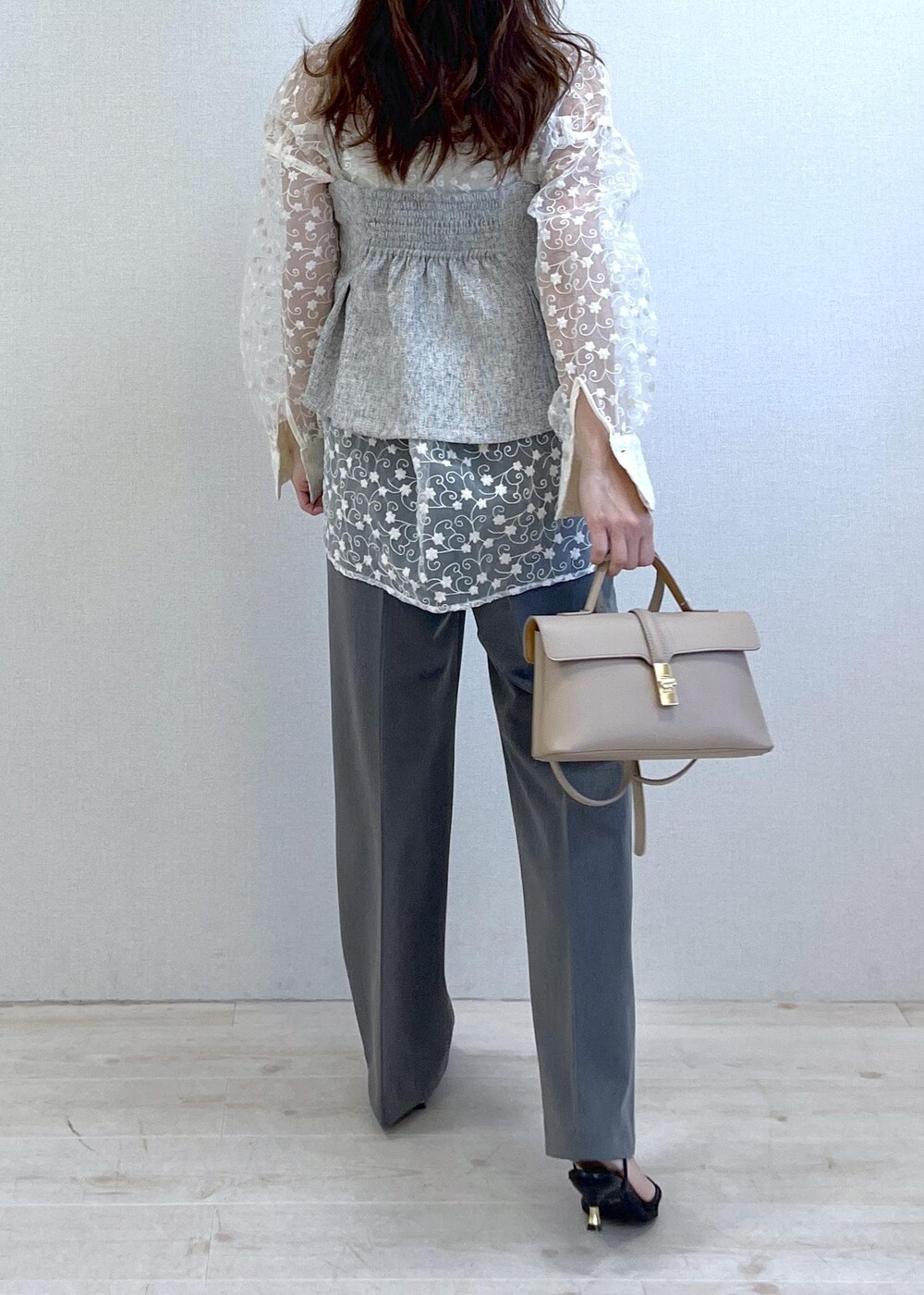 ベージュ系のショルダーバッグ、ブラック系のサンダル、ブラック系のキャミソールを着用したレディースの春コーディネートの4枚目の写真