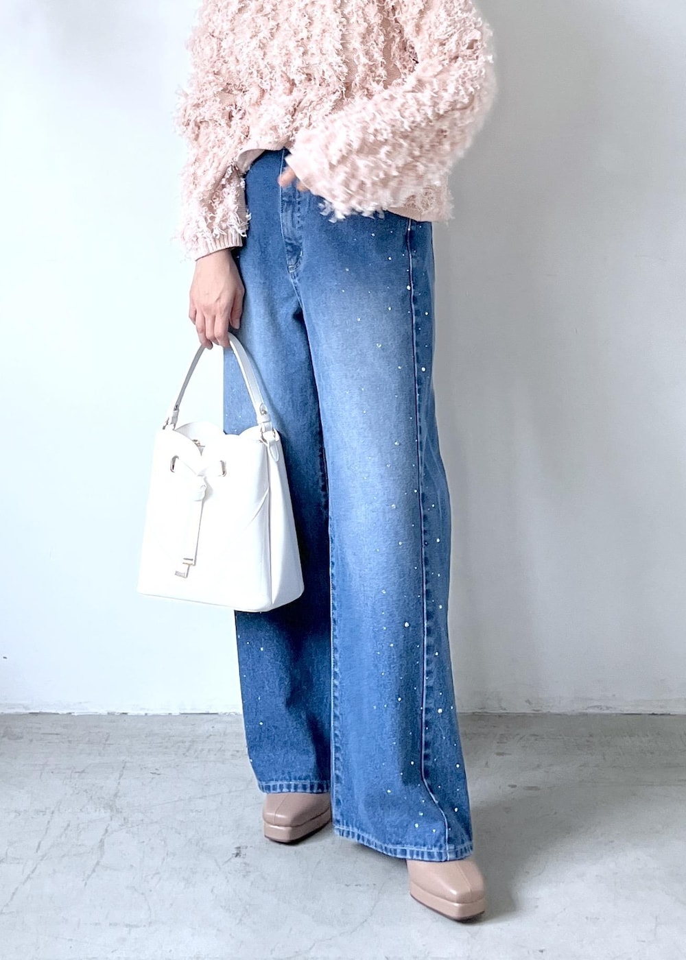 ホワイト系のショルダーバッグ、ベージュ系のブーツ、ピンク系のニット/セーターを着用したレディースの秋コーディネートの7枚目の写真