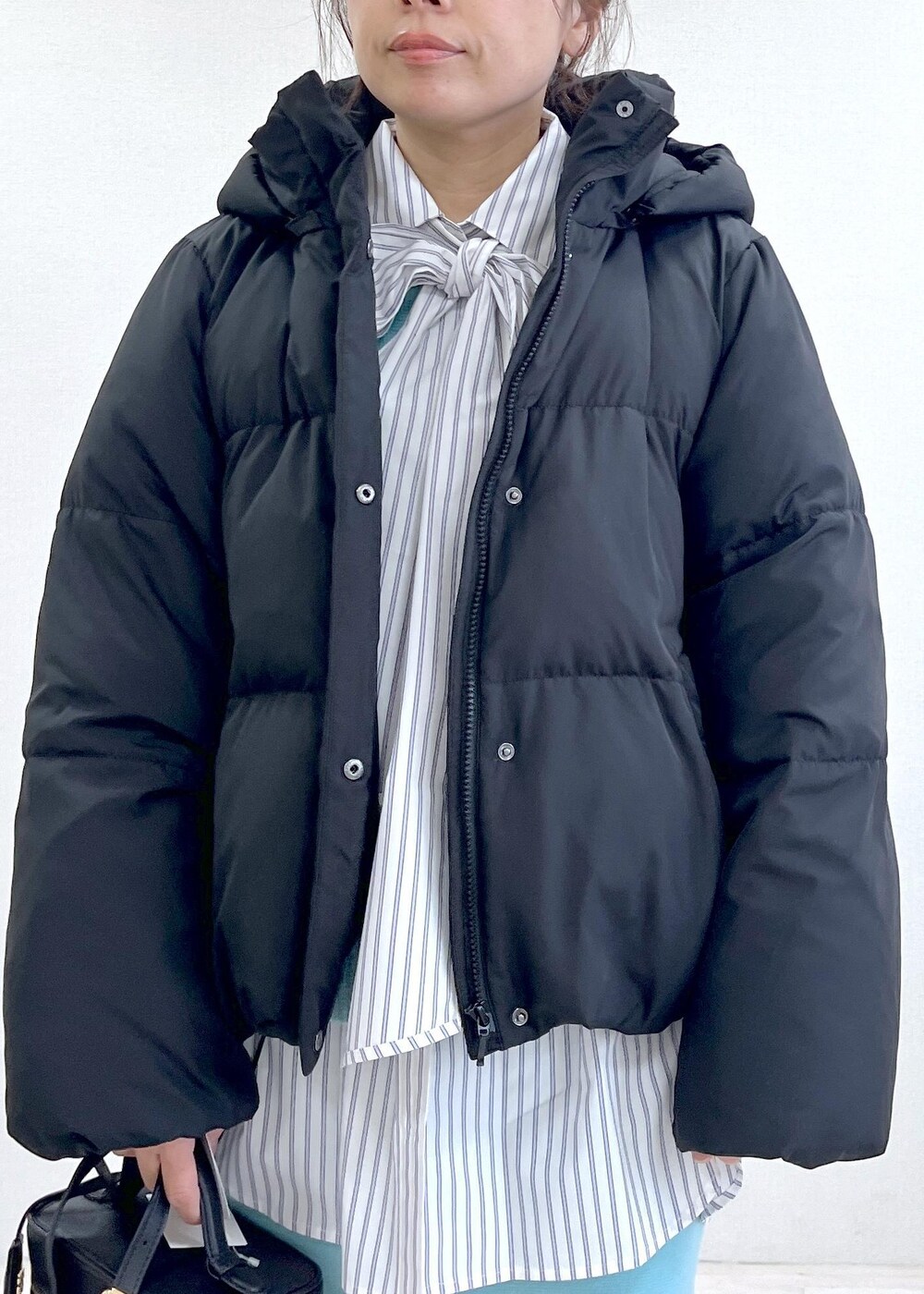 ブラック系のブーツ、ブルー系のスカート、ホワイト系のシャツ/ブラウスを着用したレディースの冬コーディネートの5枚目の写真