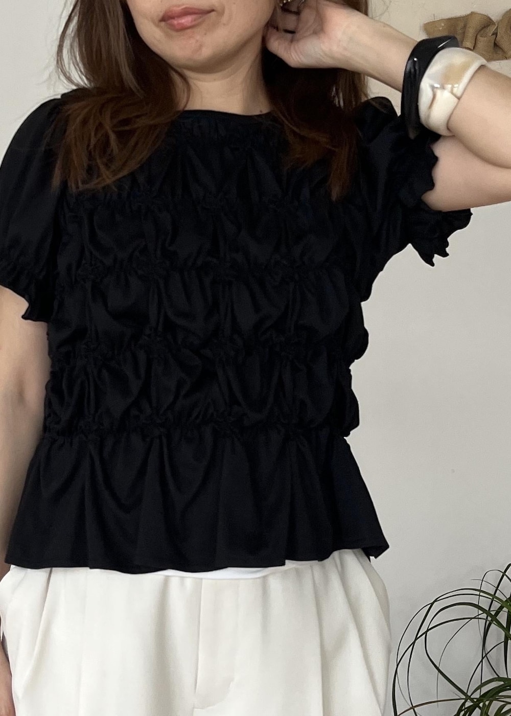 ブラック系のサンダル、ホワイト系のその他パンツ、ブラック系のTシャツ/カットソーを着用したレディースの夏コーディネートの3枚目の写真