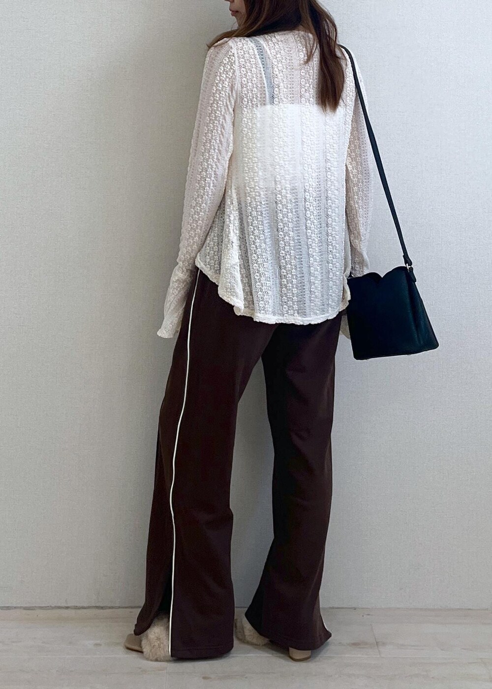 ホワイト系のキャミソール、ベージュ系のドレスシューズ、ホワイト系のシャツ/ブラウスを着用したレディースの夏コーディネートの3枚目の写真