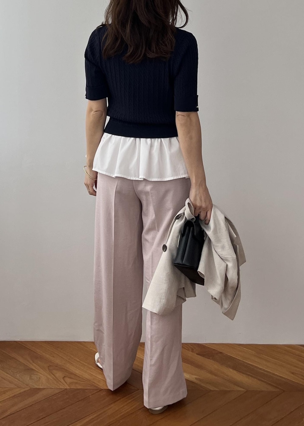 ブラック系のショルダーバッグ、ピンク系のその他パンツ、ホワイト系のサンダルを着用したレディースの春コーディネートの5枚目の写真