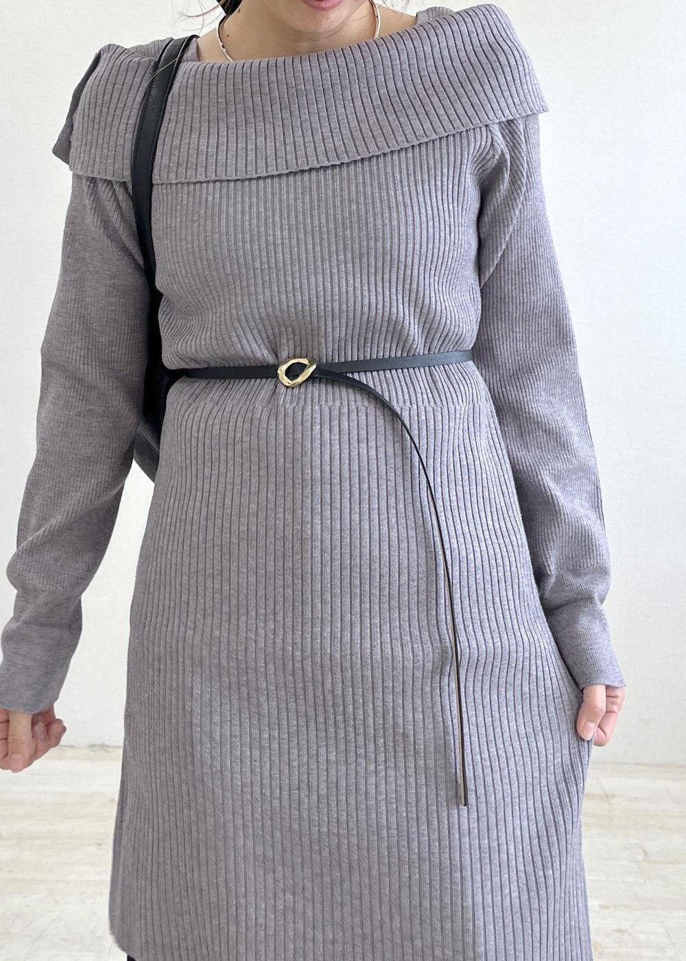 ブラック系のスラックス、ブラック系のショルダーバッグ、ブラック系のブーツを着用したレディースの秋コーディネートの8枚目の写真